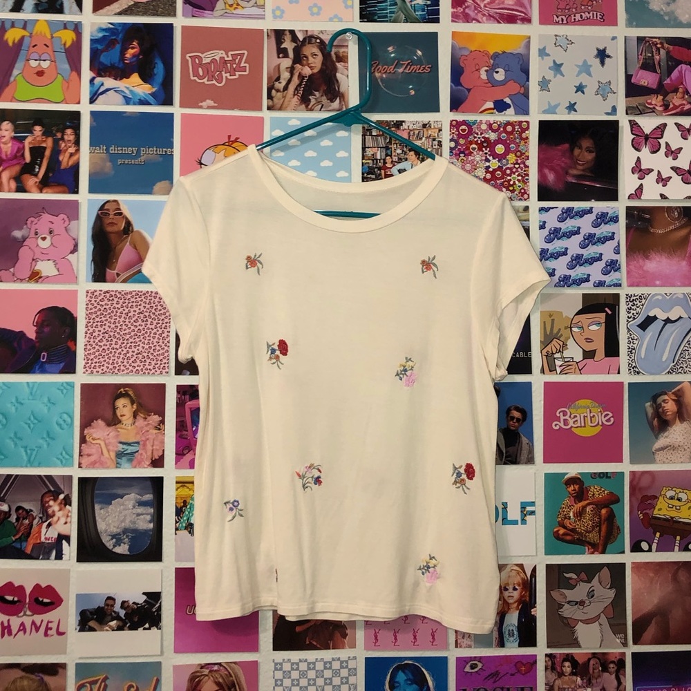 AMERICAN EAGLE SOFT&SEXY EMBROIDERED FLOWERS SHIRT